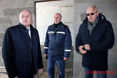 Володимир Ширма оглянув недобудоване пожежне депо в Пулинах