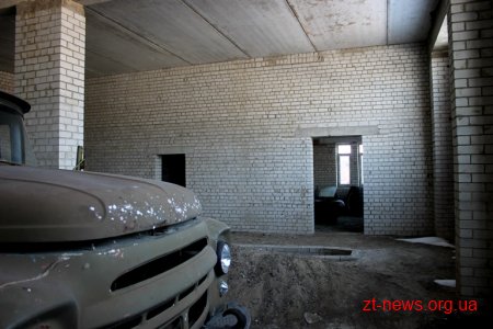 Володимир Ширма оглянув недобудоване пожежне депо в Пулинах