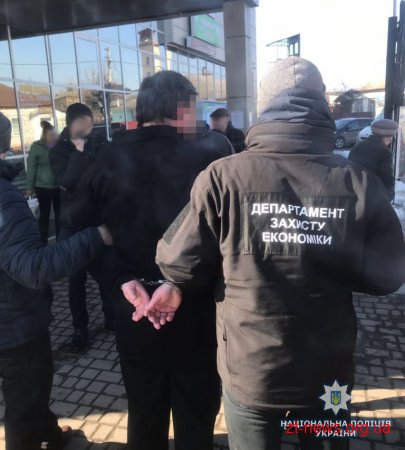 Поліцейські затримали в.о. старости сільради під час отримання хабара