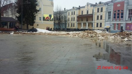 Комунальники продовжують демонтаж ковзанки на Михайлівській