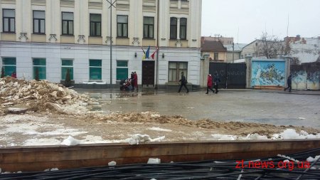 Комунальники продовжують демонтаж ковзанки на Михайлівській