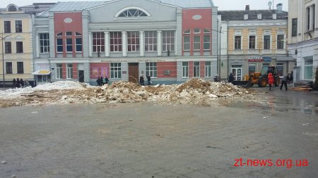Комунальники продовжують демонтаж ковзанки на Михайлівській