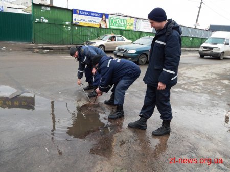 Рятувальники перевірили справність підземних пожежних гідрантів поблизу Житнього ринку