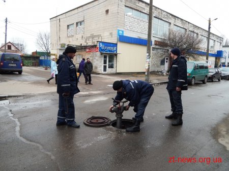 Рятувальники перевірили справність підземних пожежних гідрантів поблизу Житнього ринку