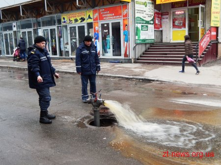Рятувальники перевірили справність підземних пожежних гідрантів поблизу Житнього ринку