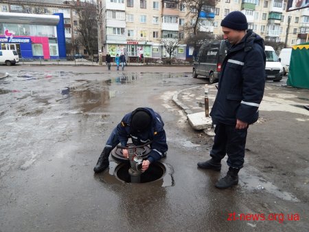 Рятувальники перевірили справність підземних пожежних гідрантів поблизу Житнього ринку