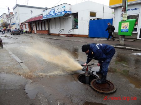 Рятувальники перевірили справність підземних пожежних гідрантів поблизу Житнього ринку