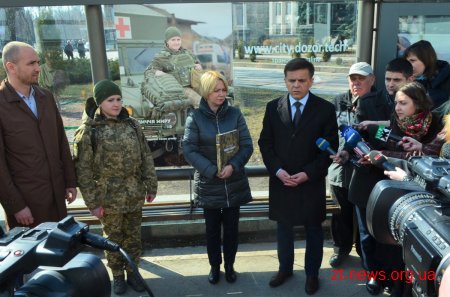 У Житомирі на 30 зупинках громадського транспорту розмістили світлини військових