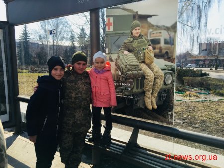 У Житомирі на 30 зупинках громадського транспорту розмістили світлини військових