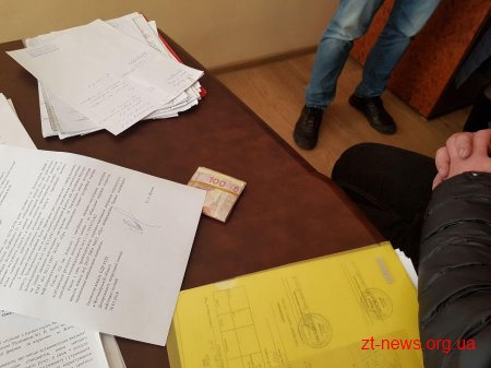 У Житомирі затримали чоловіка, який намагалася підкупити начальника відділу безпеки дорожнього руху