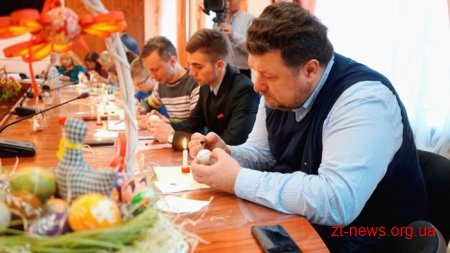 Для всіх бажаючих в ОДА провели майстер-клас з писанкарства