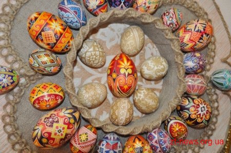 Для всіх бажаючих в ОДА провели майстер-клас з писанкарства