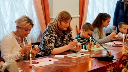 Для всіх бажаючих в ОДА провели майстер-клас з писанкарства