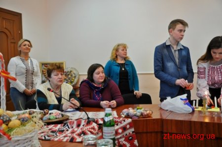 Для всіх бажаючих в ОДА провели майстер-клас з писанкарства