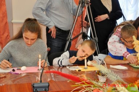 Для всіх бажаючих в ОДА провели майстер-клас з писанкарства