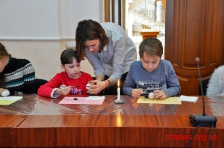 Для всіх бажаючих в ОДА провели майстер-клас з писанкарства