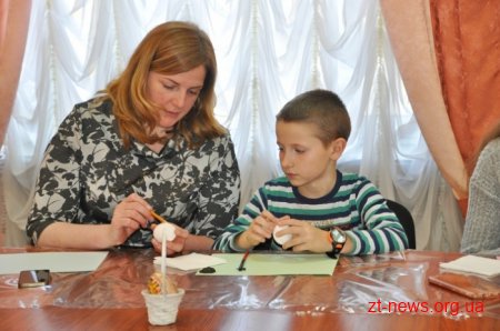 Для всіх бажаючих в ОДА провели майстер-клас з писанкарства