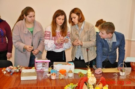 Для всіх бажаючих в ОДА провели майстер-клас з писанкарства