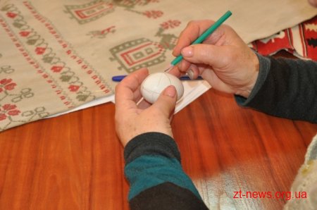 Для всіх бажаючих в ОДА провели майстер-клас з писанкарства