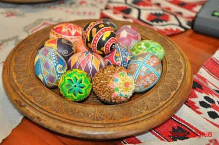 Для всіх бажаючих в ОДА провели майстер-клас з писанкарства