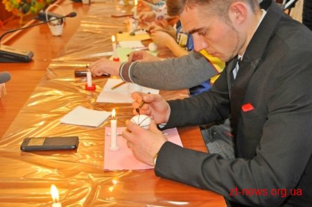 Для всіх бажаючих в ОДА провели майстер-клас з писанкарства