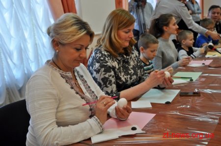 Для всіх бажаючих в ОДА провели майстер-клас з писанкарства
