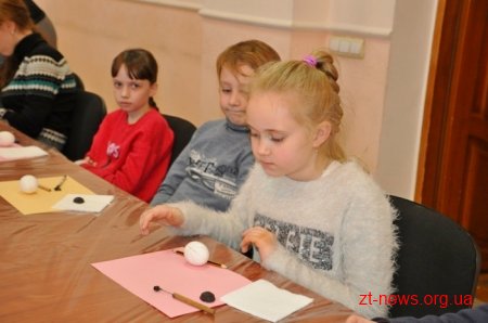 Для всіх бажаючих в ОДА провели майстер-клас з писанкарства
