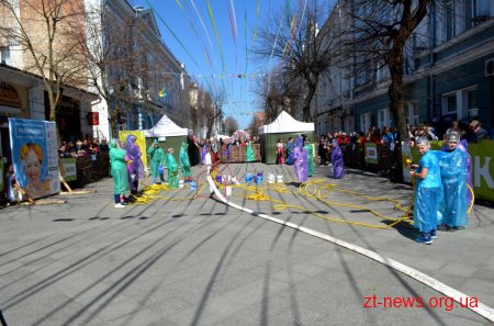 В «Поливаний понеділок» на Михайлівській пройшли традиційні обливання водою