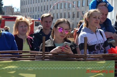 В «Поливаний понеділок» на Михайлівській пройшли традиційні обливання водою