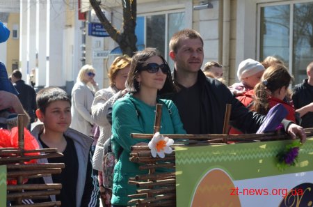 В «Поливаний понеділок» на Михайлівській пройшли традиційні обливання водою