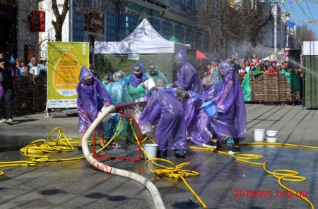 В «Поливаний понеділок» на Михайлівській пройшли традиційні обливання водою