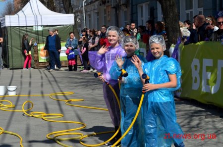 В «Поливаний понеділок» на Михайлівській пройшли традиційні обливання водою