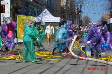 В «Поливаний понеділок» на Михайлівській пройшли традиційні обливання водою