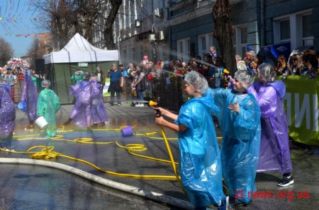 В «Поливаний понеділок» на Михайлівській пройшли традиційні обливання водою