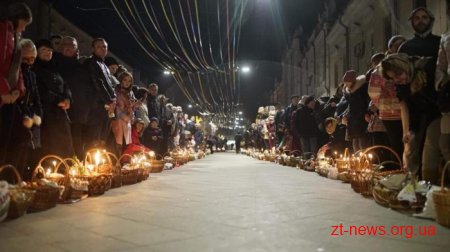 Вночі житомиряни освятили великодні кошики