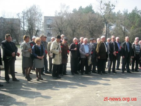 У Житомирі вшанували пам’ять жертв нацистських таборів та поклали квіти до пам’ятного знаку