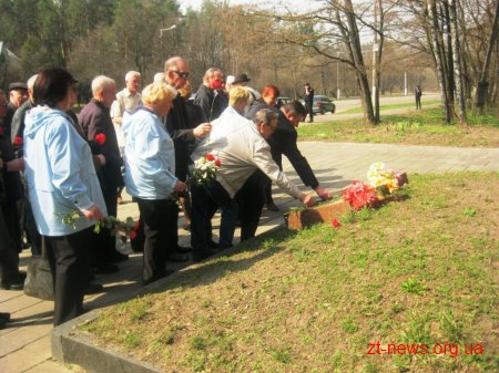У Житомирі вшанували пам’ять жертв нацистських таборів та поклали квіти до пам’ятного знаку