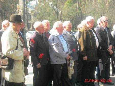 У Житомирі вшанували пам’ять жертв нацистських таборів та поклали квіти до пам’ятного знаку