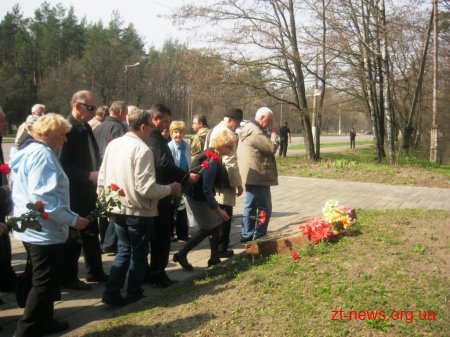 У Житомирі вшанували пам’ять жертв нацистських таборів та поклали квіти до пам’ятного знаку