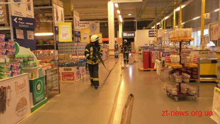 У Житомирі в торгівельному центрі "Метро" рятувальники провели навчання