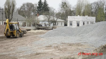 На стадіоні «Полісся» працюють над тренерською та тенісними кортами