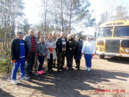 Овруцький спецлісгосп за один день вивіз з лісу три КРАЗи сміття