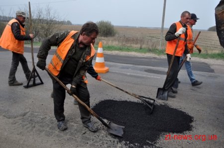 У селі Клітчин проводять ямковий ремонт на дорозі Житомир-Левків
