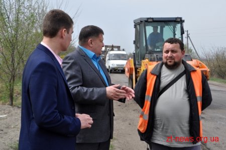 У селі Клітчин проводять ямковий ремонт на дорозі Житомир-Левків