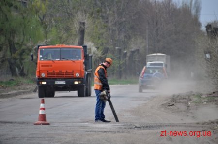 У селі Клітчин проводять ямковий ремонт на дорозі Житомир-Левків