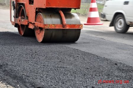 У селі Клітчин проводять ямковий ремонт на дорозі Житомир-Левків