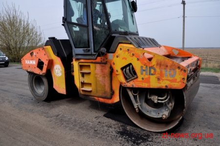 У селі Клітчин проводять ямковий ремонт на дорозі Житомир-Левків