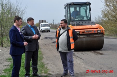 У селі Клітчин проводять ямковий ремонт на дорозі Житомир-Левків