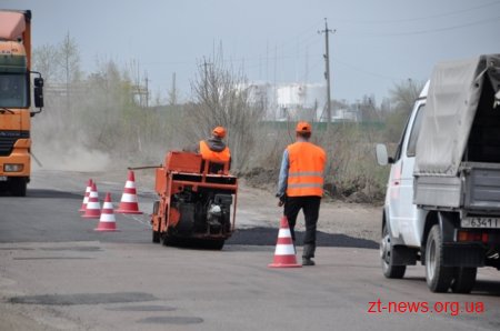 У селі Клітчин проводять ямковий ремонт на дорозі Житомир-Левків