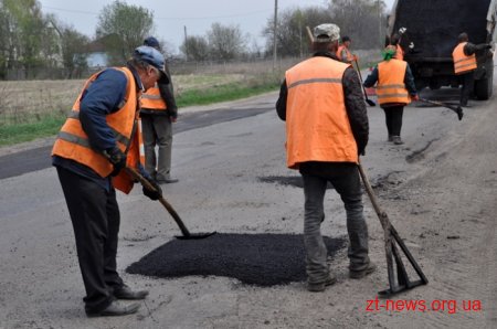 У селі Клітчин проводять ямковий ремонт на дорозі Житомир-Левків